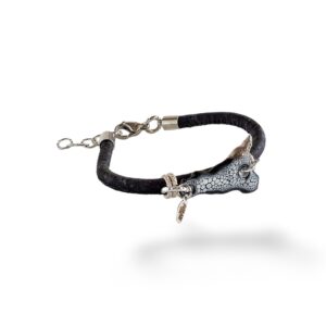 Il bracciale con “Sicilia” è realizzato in porcellana smaltata, successivamente lustrato a terzo fuoco con applicazione a pennello platino. E’ montato su cordoncino di sughero ocra nero; chiusura e gancio in acciaio inossidabile, elementi di raccordo in alluminio.