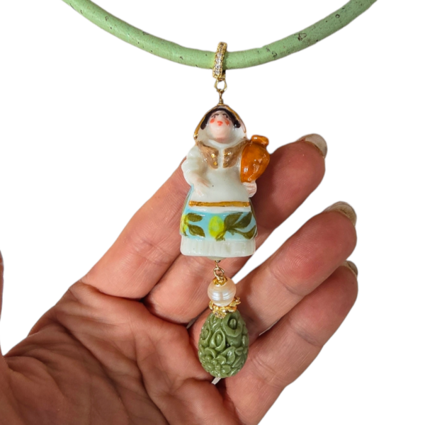 Collana con figura della Calabrisella