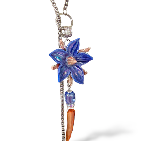Collana raffinata con fiore modellato a mano