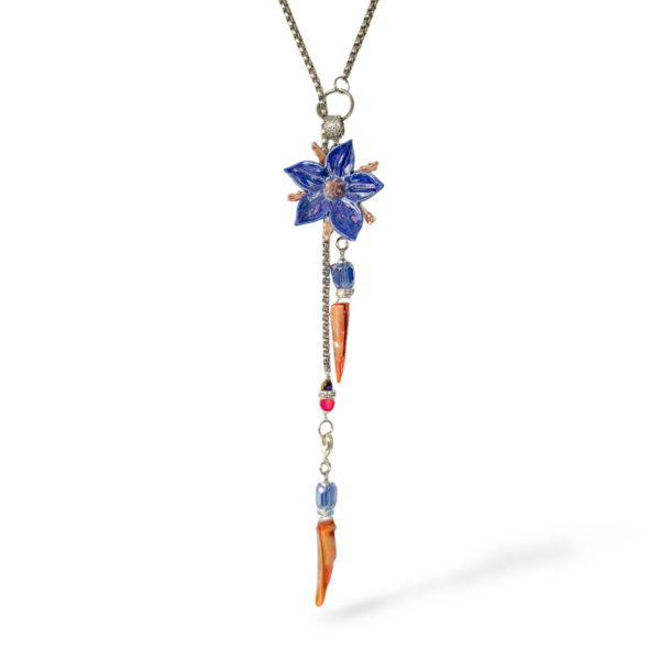 Collana raffinata con fiore modellato a mano