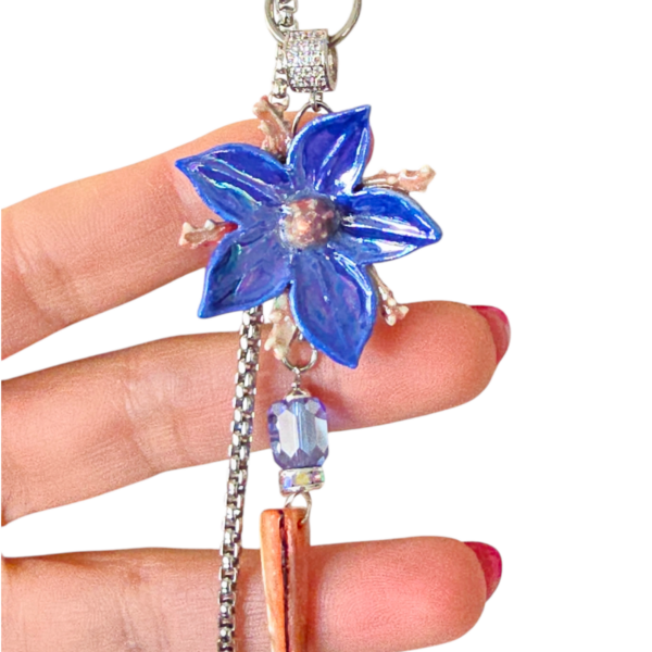 Collana con fiore di borragine in porcellana