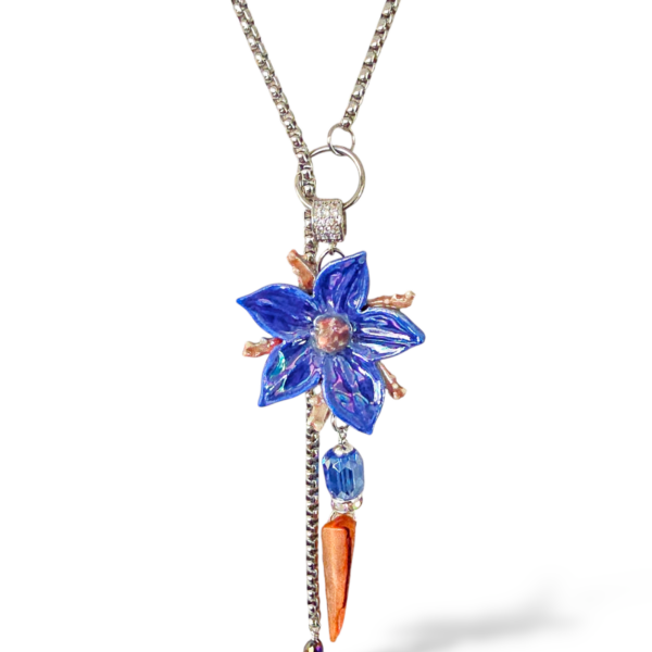 Collana raffinata con fiore modellato a mano
