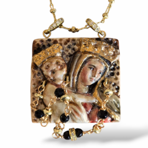 Collana con particolare del Medaglione di S.S. Maria della Consolazione - Dettaglio sacro, protezione intima
